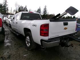 Chevrolet 1014905 Used Center High Mount Stop Light Fits 2014 Silverado 3500 Pickup Gr