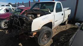 Chevrolet 5668698 Used Center High Mount Stop Light Fits 2004 Silverado 2500 Pickup Gr