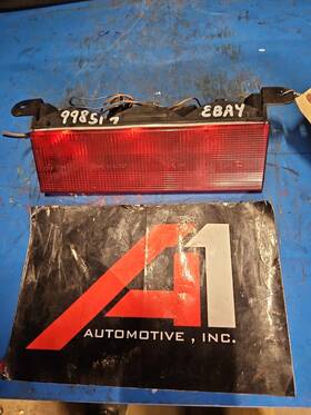 176-998517 Chrysler 05 Pt Cruiser 3rd Brake Light Avoidance Lamp Center Rear Mounted Oem